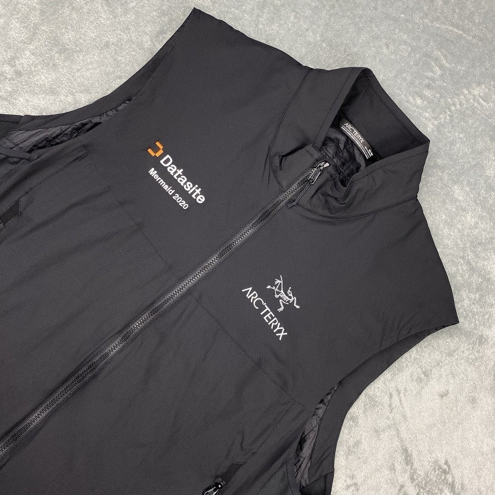 Arcteryx Vest Mens Sz M Black Atom SL Insulated Lightweight Pockets Company Logo